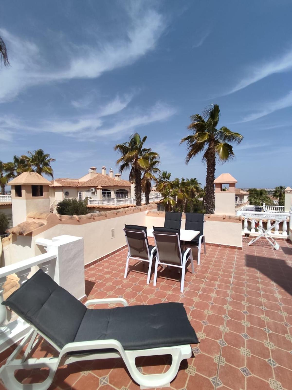 Schoenes Ruhiges Rooftop Apartment Mit Grosser Dachterrasse ตอร์เรเวียคา ภายนอก รูปภาพ