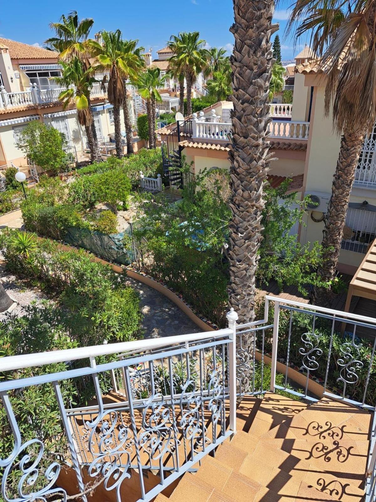 Schoenes Ruhiges Rooftop Apartment Mit Grosser Dachterrasse ตอร์เรเวียคา ภายนอก รูปภาพ