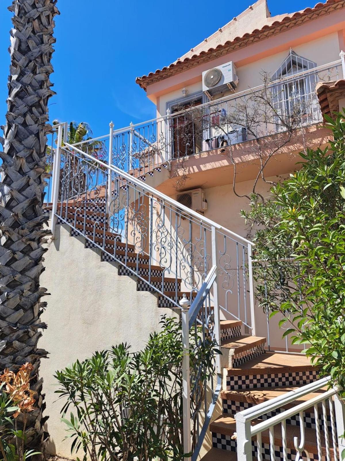 Schoenes Ruhiges Rooftop Apartment Mit Grosser Dachterrasse ตอร์เรเวียคา ภายนอก รูปภาพ
